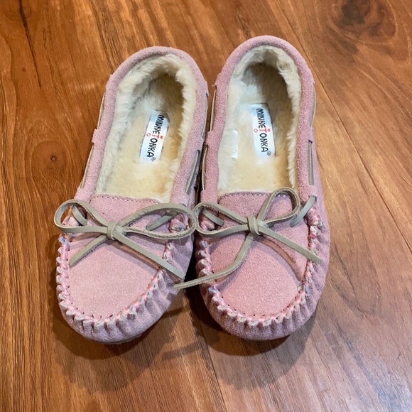 NWOT Minnetonka moccasins - Picture 1 of 5
